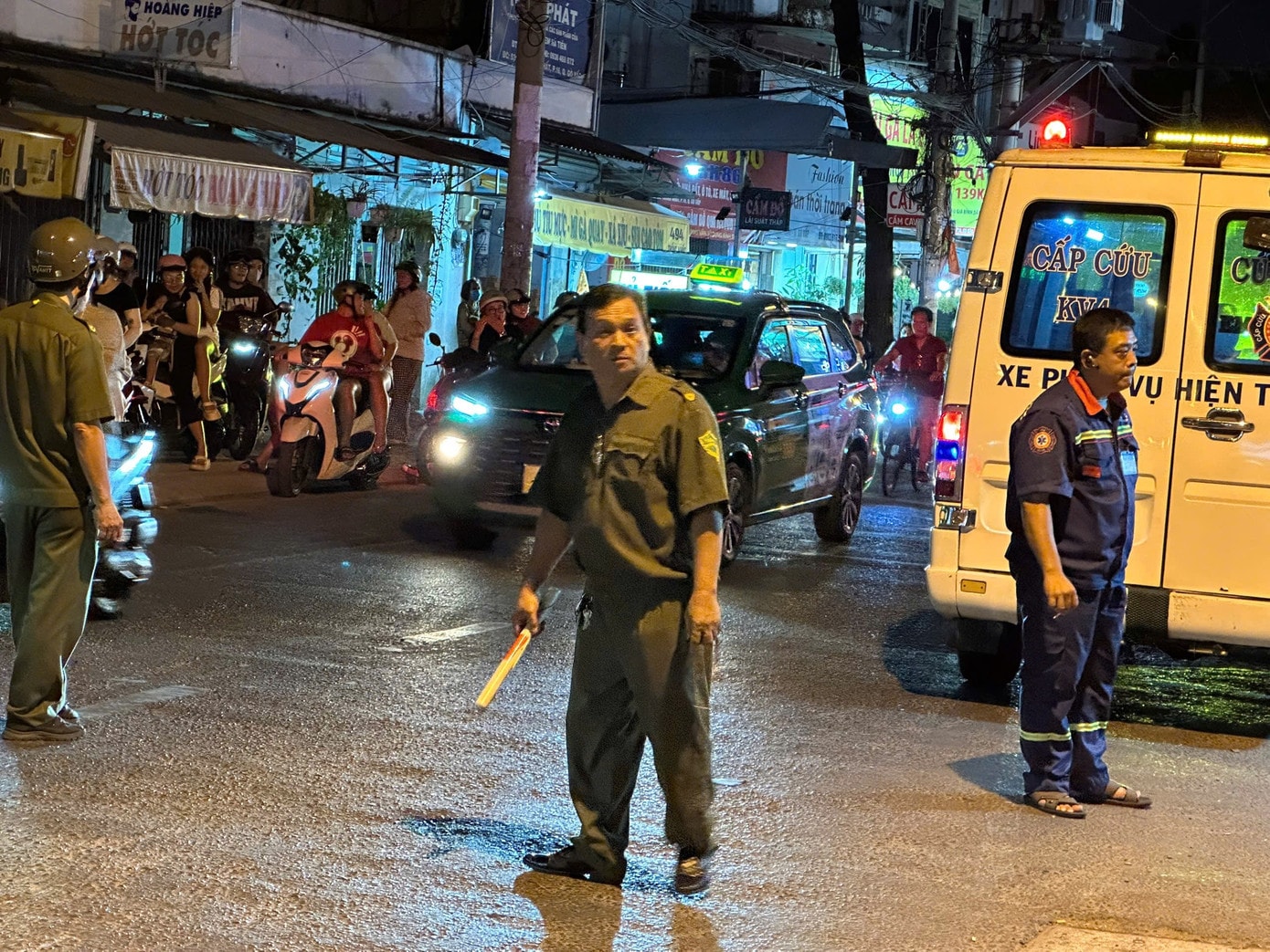 Lực lượng chức năng làm việc tại hiện trường. img-8155.jpg