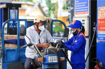 Giá xăng vượt 30.000 đồng/lít, tăng mạnh nhất từ 2022