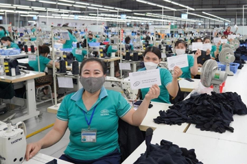 Lo sợ 1.300 công nhân không có tiền đổ xăng đi làm, một công ty may chi cả nửa tỷ đồng để ứng cứu