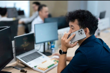Tin tốt ra dồn dập, cổ phiếu vẫn nằm sàn: Chuyên gia chỉ ra nghịch lý khiến nhà đầu tư liên tục ‘bị đánh úp’