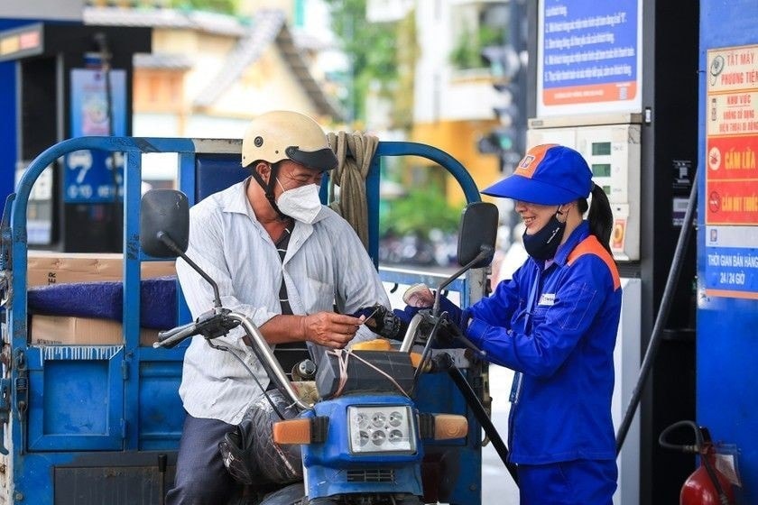 Bộ Công Thương cho biết đã và đang triển khai nhiều giải pháp nhằm bảo đảm cung ứng đầy đủ xăng dầu