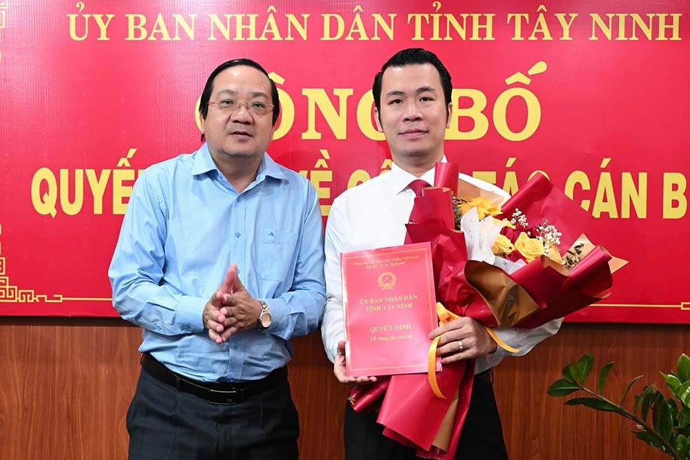 Ông Nguyễn Minh Lâm, Phó Chủ tịch UBND tỉnh Tây Ninh (ảnh phải) trao quyết định cho ông Trương Tấn Sơn. tay-ninh-12.jpg