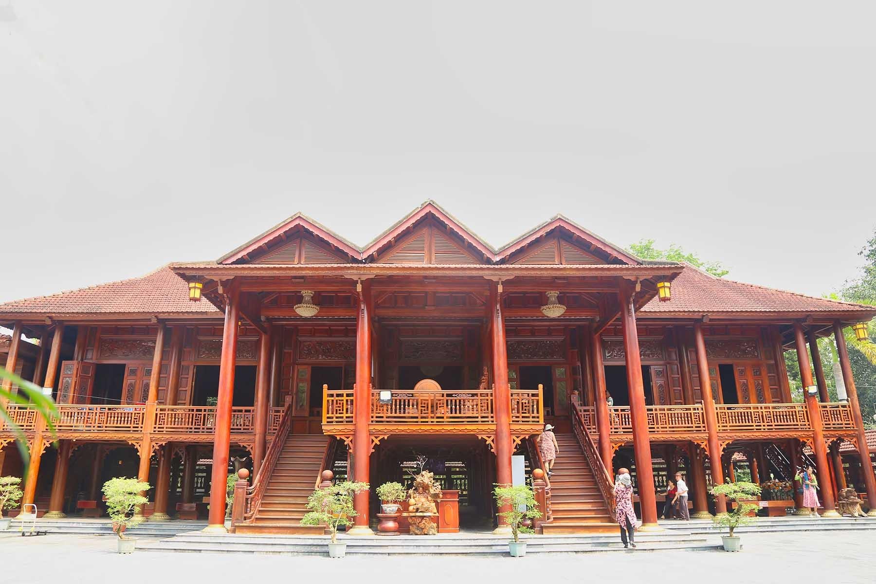 4.-kien-truc-nha-san-cua-nguoi-thai-voi-he-thong-64-cot-vung-chai_1773914551.jpg