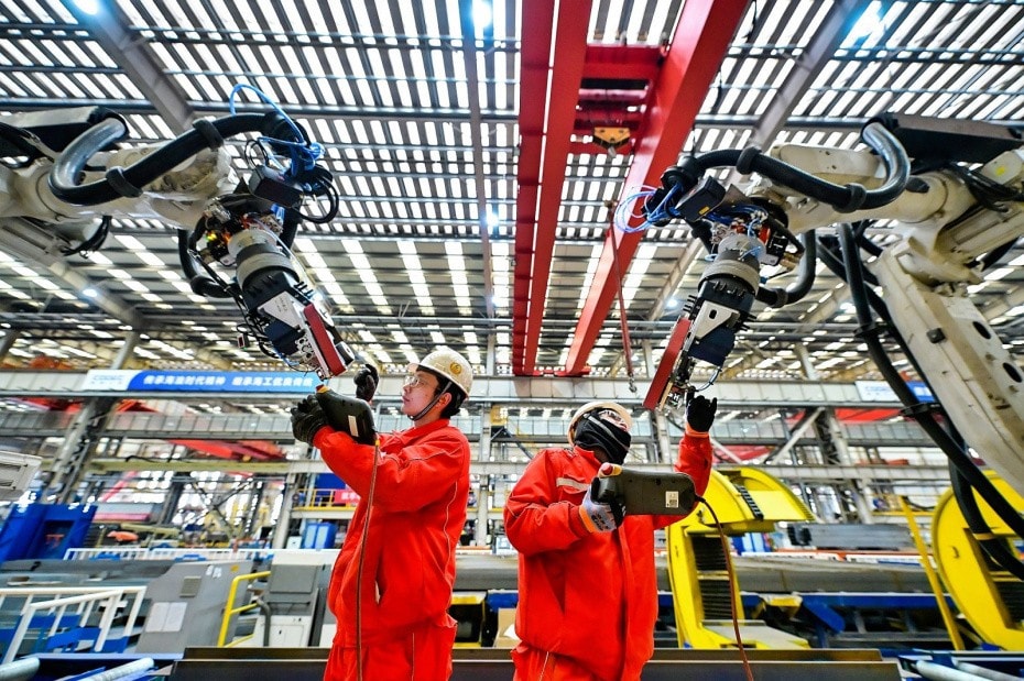 Các công nhân vận hành robot trên một giàn khoan dầu khí ở thành phố Thiên Tân, miền bắc Trung Quốc. Ảnh: Xinhua. dau-khi.jpg
