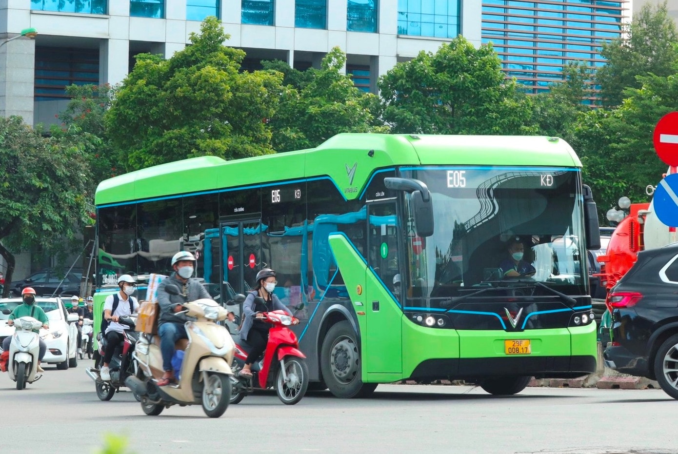 Xe buýt điện hoạt động trên đường phố Hà Nội. 8.jpg