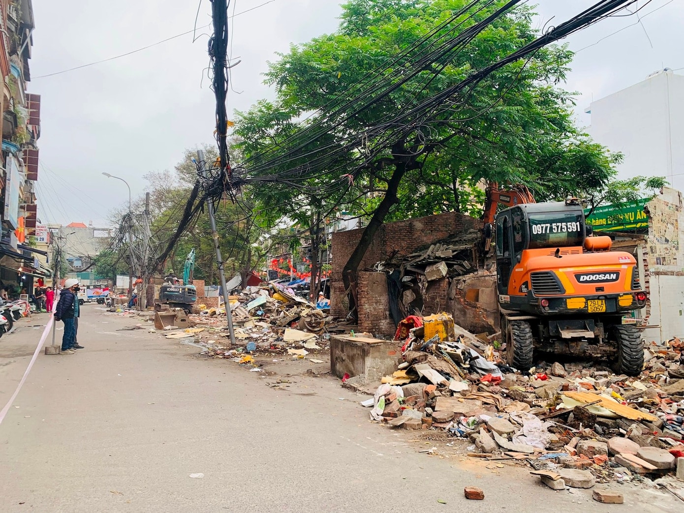Lực lượng chức năng 2 phường giải tỏa chợ cóc, chợ tạm tại ngõ 64, 66 Kim Giang z7639843850966-08bc858a0cd1048c15eb0784741e8772.jpg
