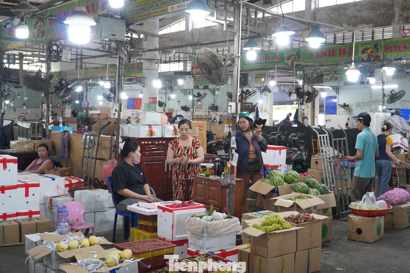 Mỗi ngày, chợ đầu mối Hòa Cường nhập về hàng trăm tấn hàng từ khắp các vùng miền. tp-dn-cho-dau-moi-6.jpg