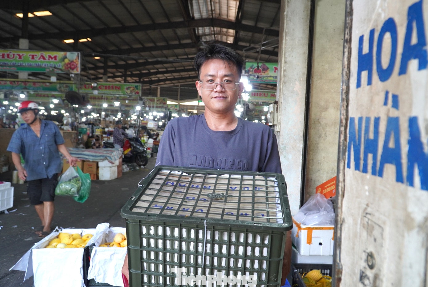 Cước vận chuyển tăng trên mỗi thùng hàng khiến tiểu thương lo lắng. tp-dn-cho-dau-moi-2.jpg