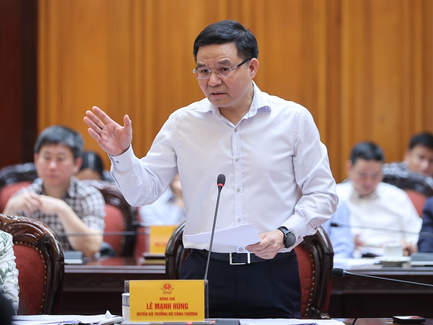 Quyền Bộ trưởng Bộ Công Thương Lê Mạnh Hùng báo cáo. Ảnh: VGP 213ttgc1.jpg