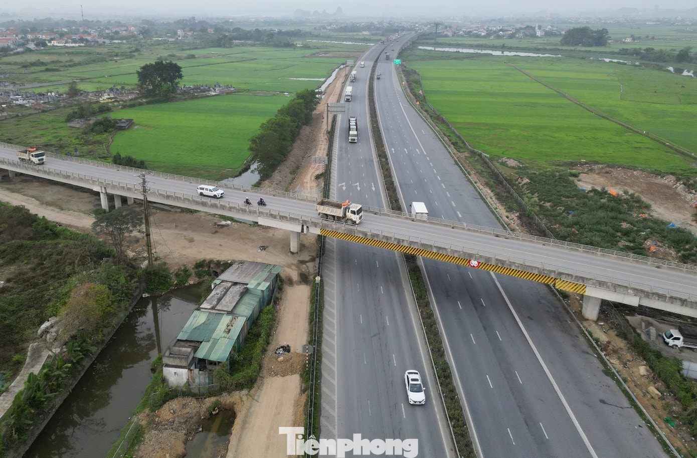 Khó khăn lớn nhất của việc triển khai dự án hiện nay là mặt bằng tại các nút giao vẫn chưa có đủ để nhà thầu thi công tổng thể. Chủ đầu tư cho biết, đang tháo gỡ, khắc phục thực trạng này để dự án đảm bảo đạt tiến độ đề ra. tp-9.jpg