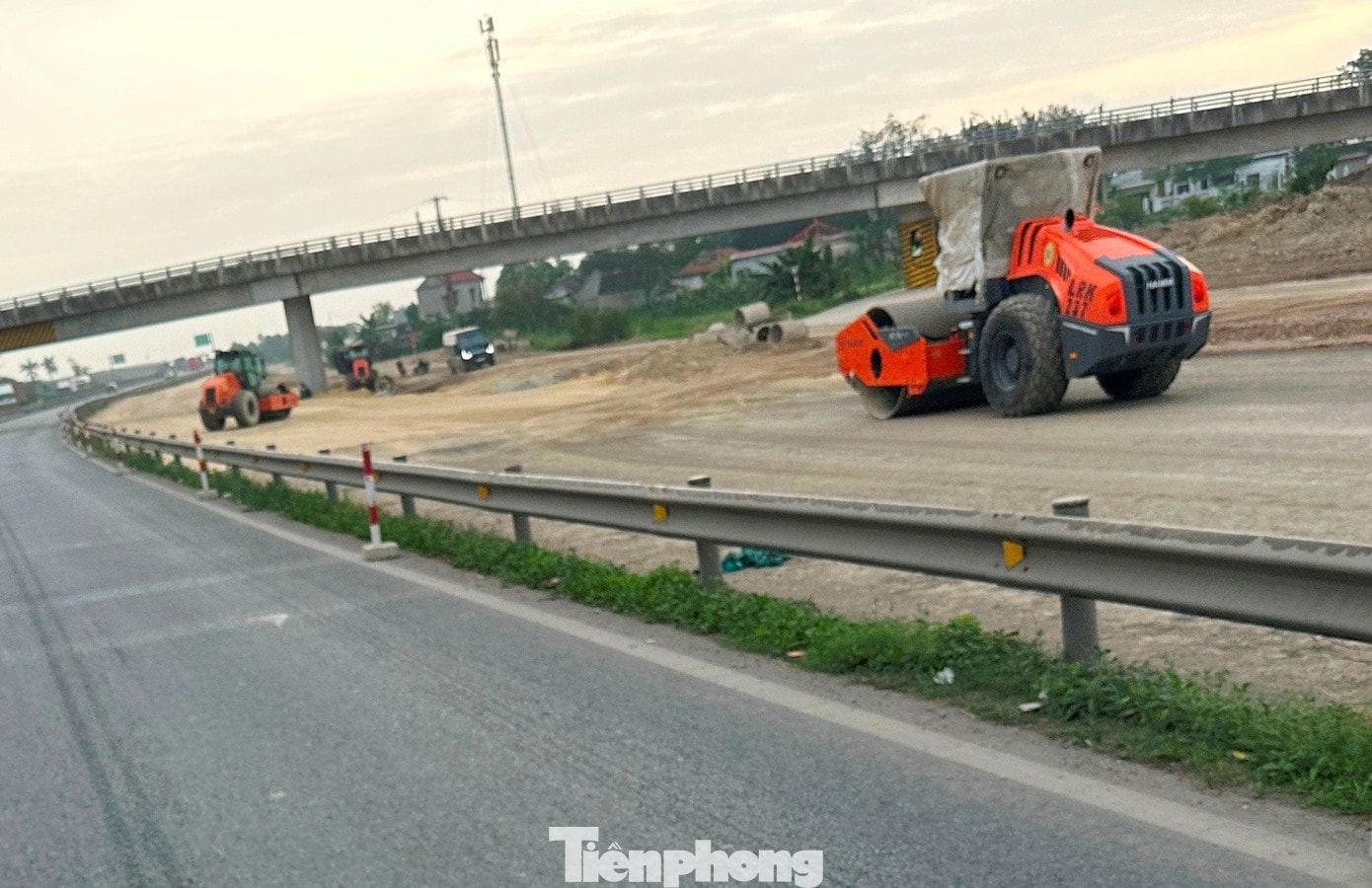 Máy móc đang được các nhà thầu tập trung tối đa để lu lèn mặt đường, thảm nhựa hoàn thiện. tp-7.jpg