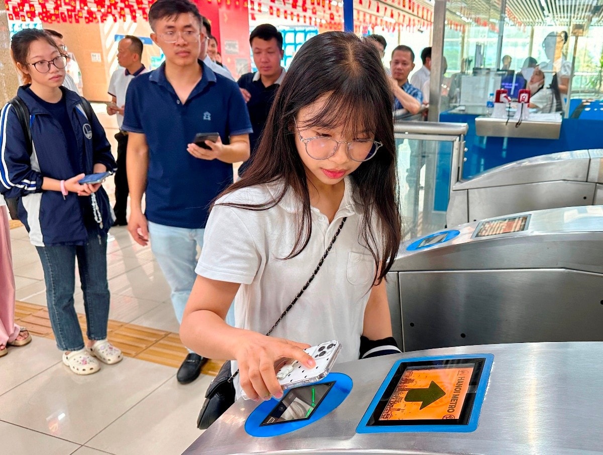 Hành khách dùng mã QR có trên app điện thoại để thanh toán phí đi tàu. 4-2050.jpg