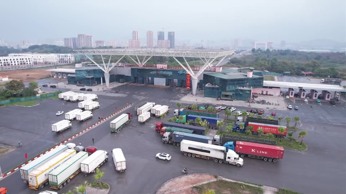 Xe hàng thông quan nhộn nhịp dịp cuối tuần tại Cửa khẩu Móng Cái. 0307.jpg