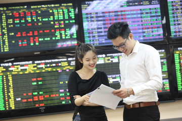 Khối ngoại xả mạnh, dòng tiền nội 'đỡ cung': Thị trường đứng trước tuần quyết định