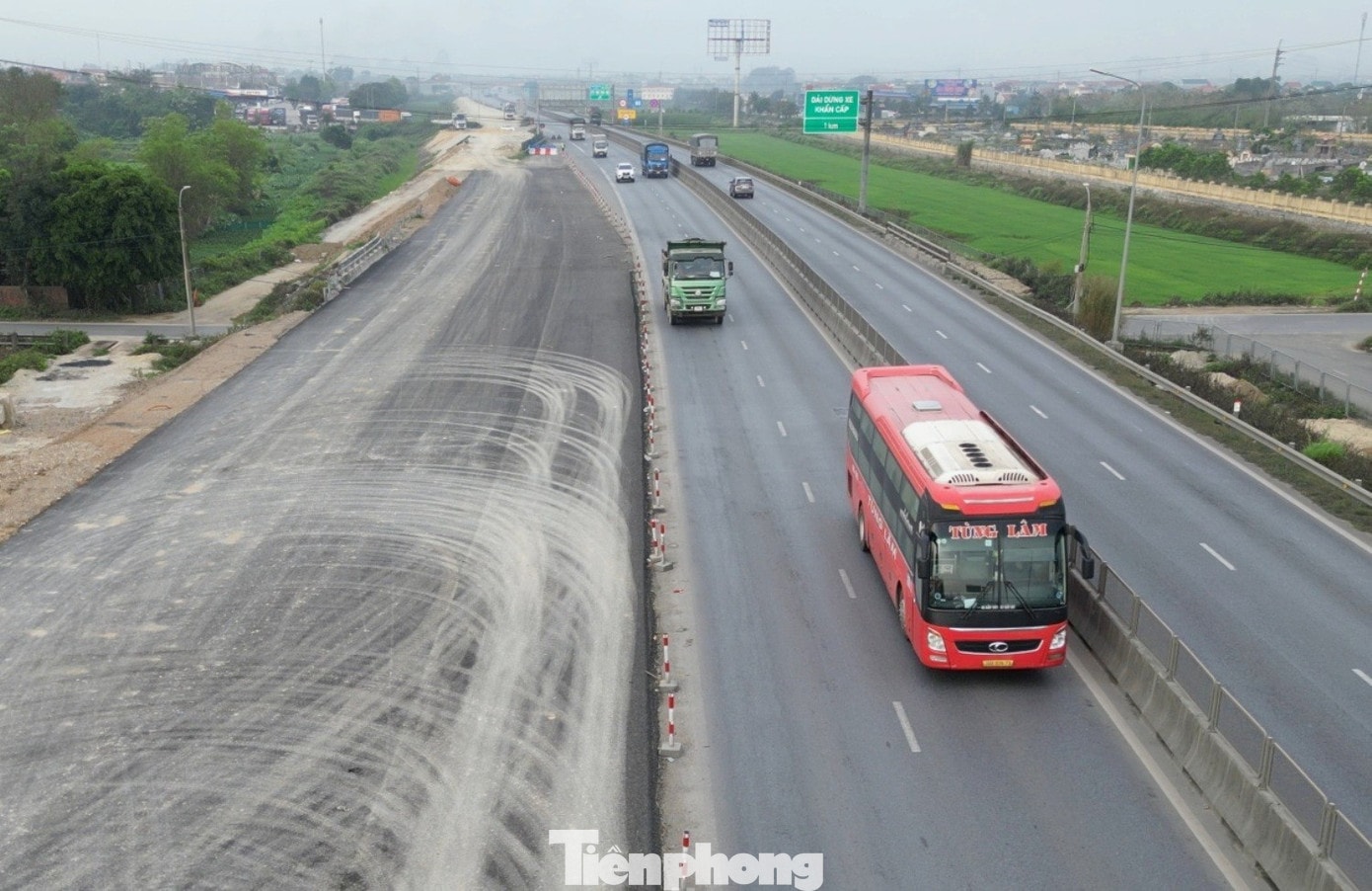 Từ 2 làn đường và không có làn khẩn cấp, nhiều đoạn cao tốc Cao Bồ - Mai Sơn (dài 15,3 km) đã được mở rộng, trong đó có những đoạn đang được thảm nhựa mặt đường. tp-1.jpg
