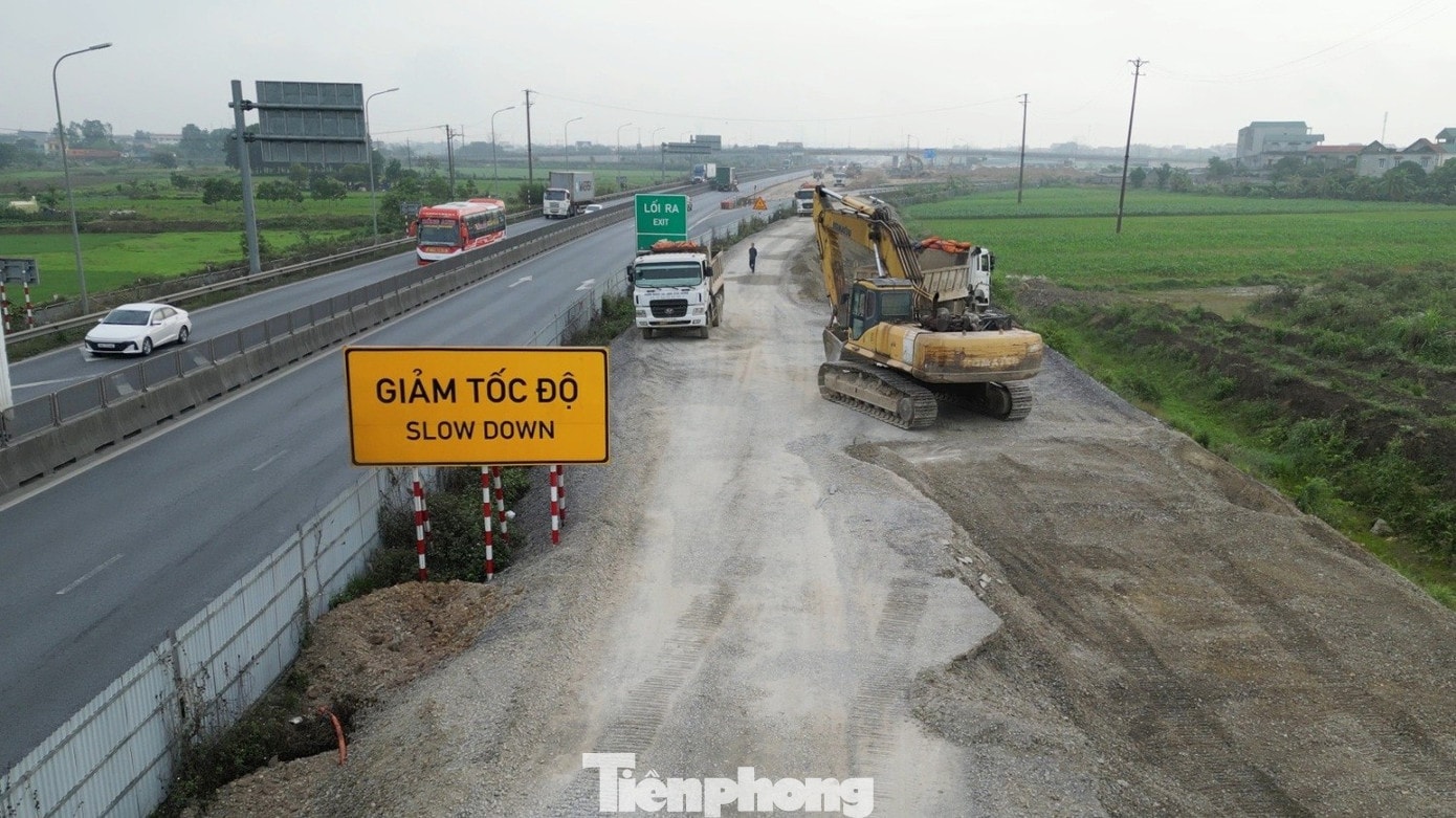 Hiện dự án đang được thi công các hạng mục về đích như: dỡ tải thảm lớp cấp phối đá dăm; lu lèn; thảm nhựa mặt đường. tp-2.jpg