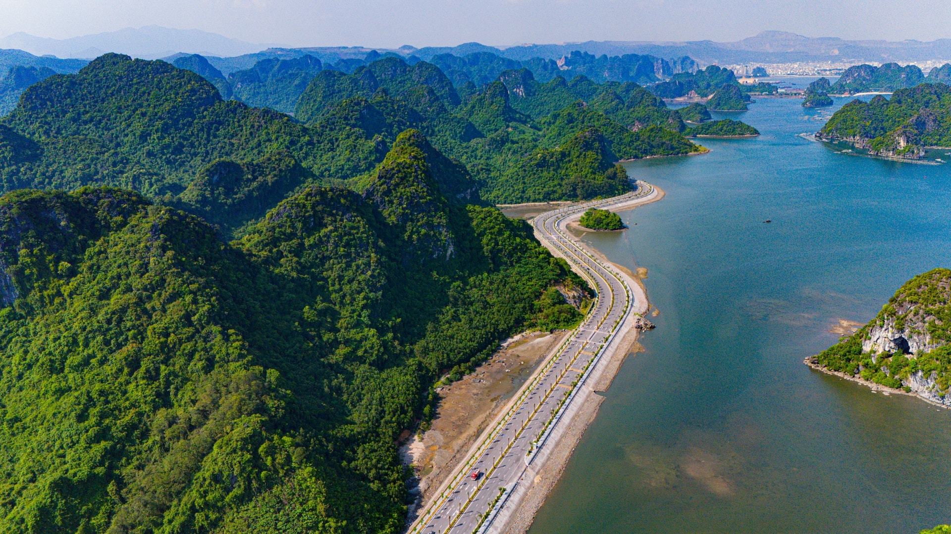 Tuyến đường ven biển đẹp nhất Việt Nam nâng tốc độ tối đa lên 80km/h- Ảnh 1. Tuyến đường ven biển đẹp nhất Việt Nam nâng tốc độ tối đa lên 80km/h- Ảnh 1.