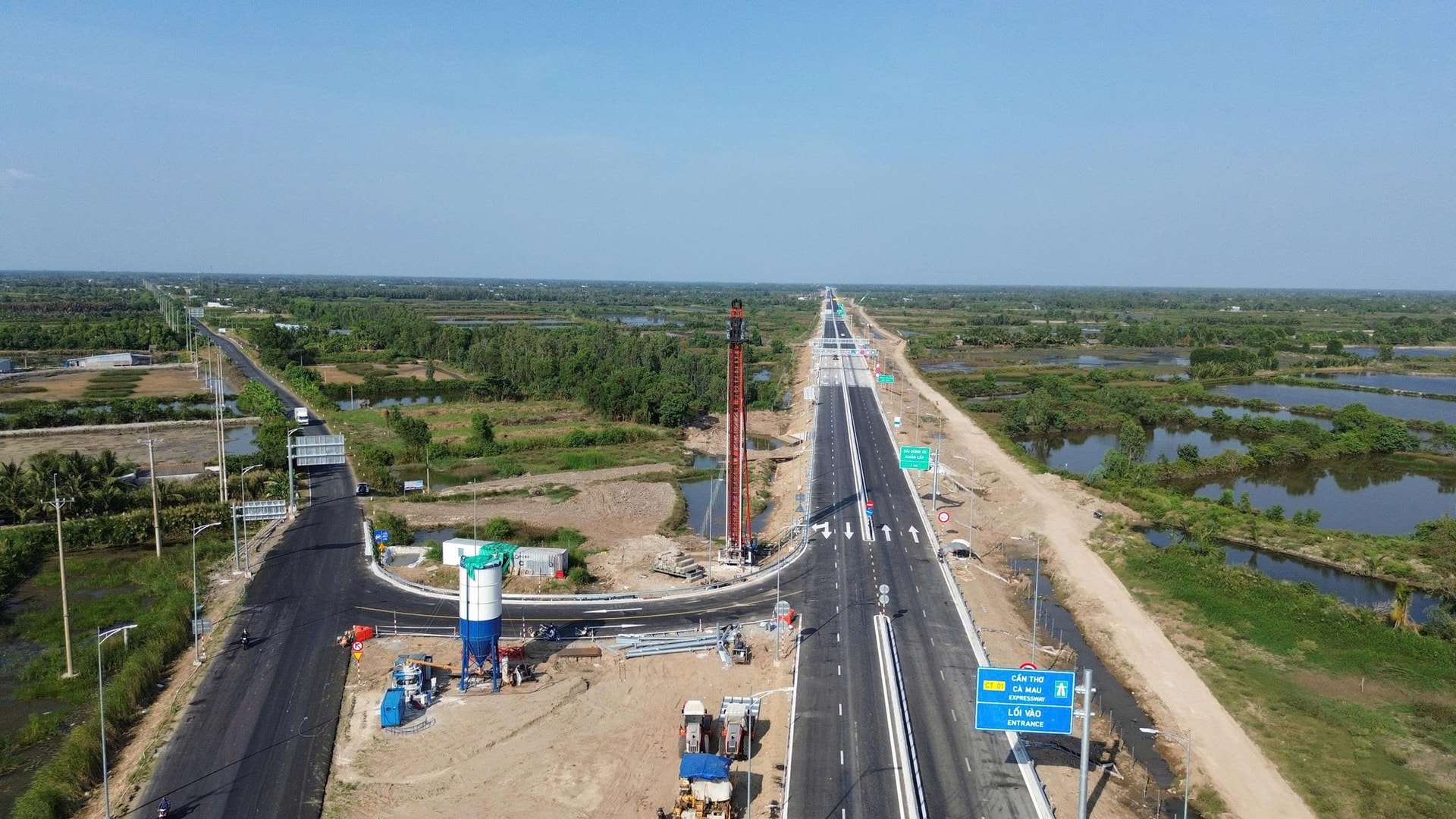 Bài 3: Hạ tầng thông suốt: Đòn bẩy 'hút' siêu dự án, nâng cao đời sống nhân dân- Ảnh 1. Bài 3: Hạ tầng thông suốt: Đòn bẩy 'hút' siêu dự án, nâng cao đời sống nhân dân- Ảnh 1.