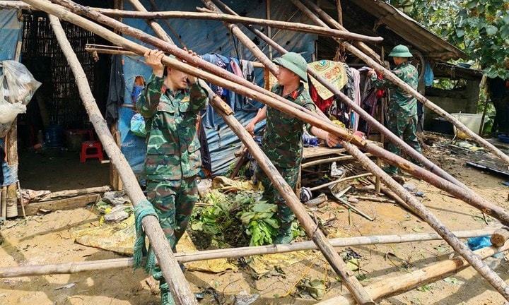 Cán bộ, chiến sĩ Trung đoàn 254 tích cực tham gia ứng phó, khắc phục hậu quả thiên tai tại xã Bản Lầu, tỉnh Lào Cai. Ảnh: Hữu Đức mua-da-anh-huu-duc.jpg
