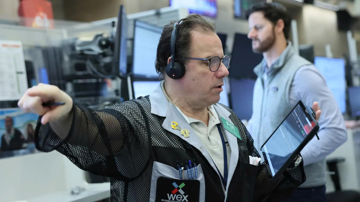 Ông Trump hoãn tấn công Iran: Dow Jones tương lai bật tăng 900 điểm, giá dầu lao dốc thẳng đứng