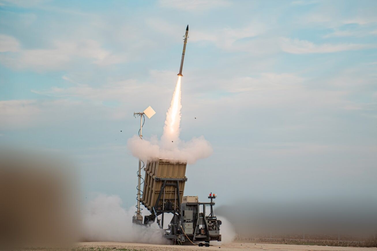 Iron Dome (Vòm Sắt), hệ thống phòng không được triển khai rộng rãi nhất, đã đánh chặn hơn 5.000 quả rocket với tỷ lệ thành công trên 90%. Đây là hệ thống đa nhiệm duy nhất đã được kiểm chứng trong thực chiến, có khả năng đồng thời bảo vệ trước nhiều loại mối đe dọa ngày càng đa dạng, bao gồm các mục tiêu bay trong khí quyển cũng như các mối đe dọa tầm ngắn (SHORAD), chống rocket-pháo-đạn cối (C-RAM) và vũ khí dẫn đường chính xác (PGM) trong điều kiện tấn công dày đặc, cả ngày lẫn đêm và trong mọi điều kiện thời tiết. Ảnh: Rafael. vom-sat.jpg