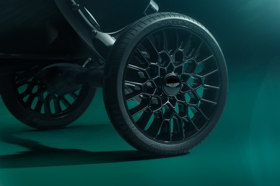 Aston Martin egg3-4