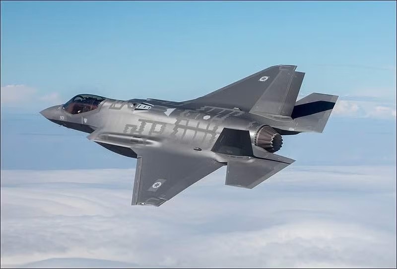 F-35I Adir (tiếng Do Thái có nghĩa là “Mighty” - Đấng toàn năng) là phiên bản tùy chỉnh chuyên biệt của tiêm kích tàng hình F-35A Lightning II của Mỹ, được phát triển riêng cho Không quân Israel (IAF). Adir tích hợp sâu các công nghệ điện tử hàng không, phần mềm, hệ thống gây nhiễu và vũ khí nội địa của Israel, biến nó thành trung tâm chỉ huy bay và vũ khí tấn công chính xác cao. Ảnh: IAF. may-bay.jpg