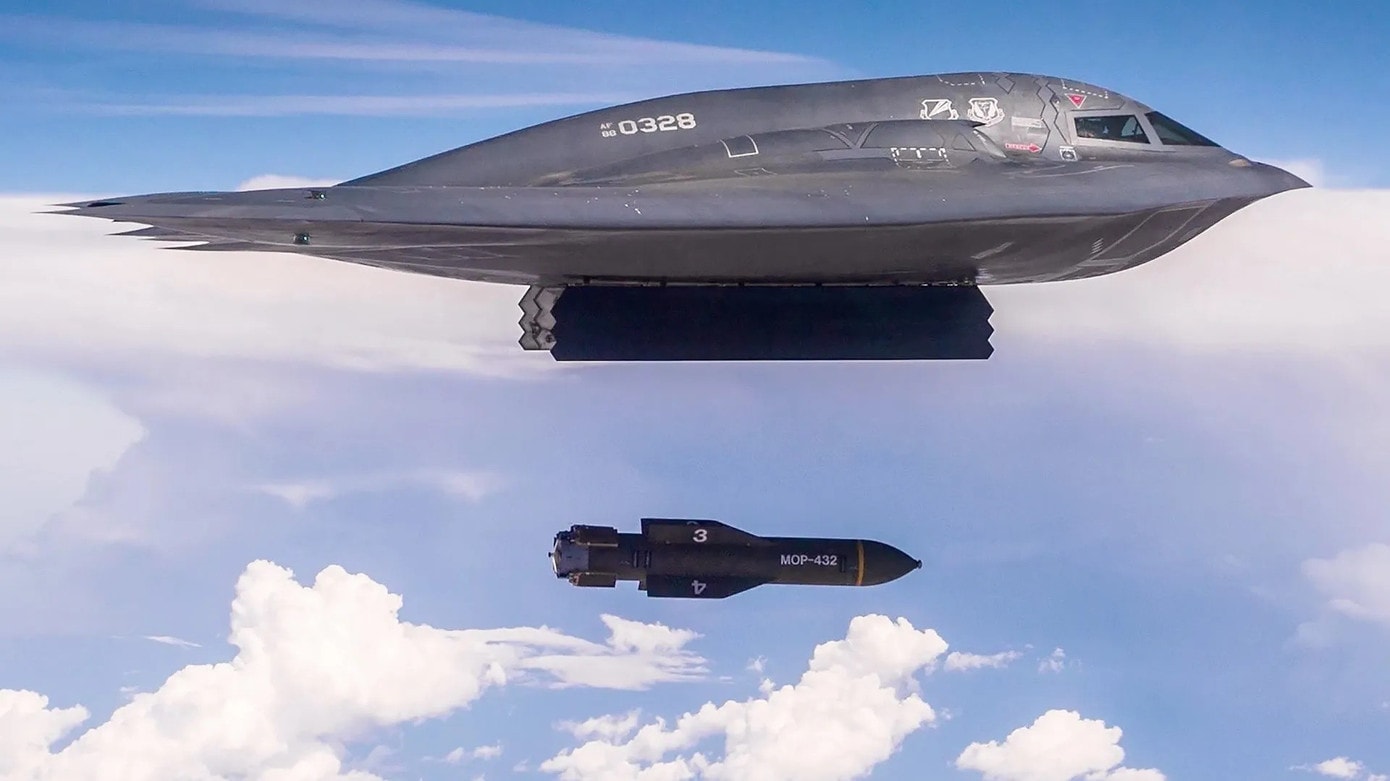 B-2 Spirit là máy bay ném bom tàng hình chiến lược hàng đầu của Mỹ, được thiết kế để xuyên thủng các hệ thống phòng không hiện đại. Máy bay có khả năng mang nhiều loại vũ khí chiến lược, trong đó nổi bật là bom xuyên phá boong-ke GBU-57, bom dẫn đường chính xác JDAM và cả vũ khí hạt nhân, cho phép tấn công các mục tiêu kiên cố sâu trong lòng đất. Mỗi chiếc B-2 có thể mang tới khoảng 18–20 tấn vũ khí trong hai khoang chứa bên trong thân máy bay. B-2 được xem là máy bay quân sự đắt nhất thế giới: chi phí chế tạo một chiếc vào khoảng 2,1 tỷ USD, còn nếu tính cả nghiên cứu và phát triển thì tổng chi phí trung bình cho mỗi máy bay lên tới hơn 4 tỷ USD. Ảnh: TWZ. may-bay-nem-bom.jpg