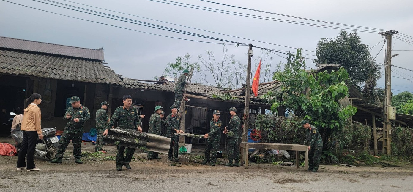 Hơn 50 cán bộ, chiến sĩ Bộ CHQS tỉnh Lào Cai và Trung đoàn 121 hỗ trợ xã Thượng Bằng La khắc phục hậu quả thiên tai. 1.jpg
