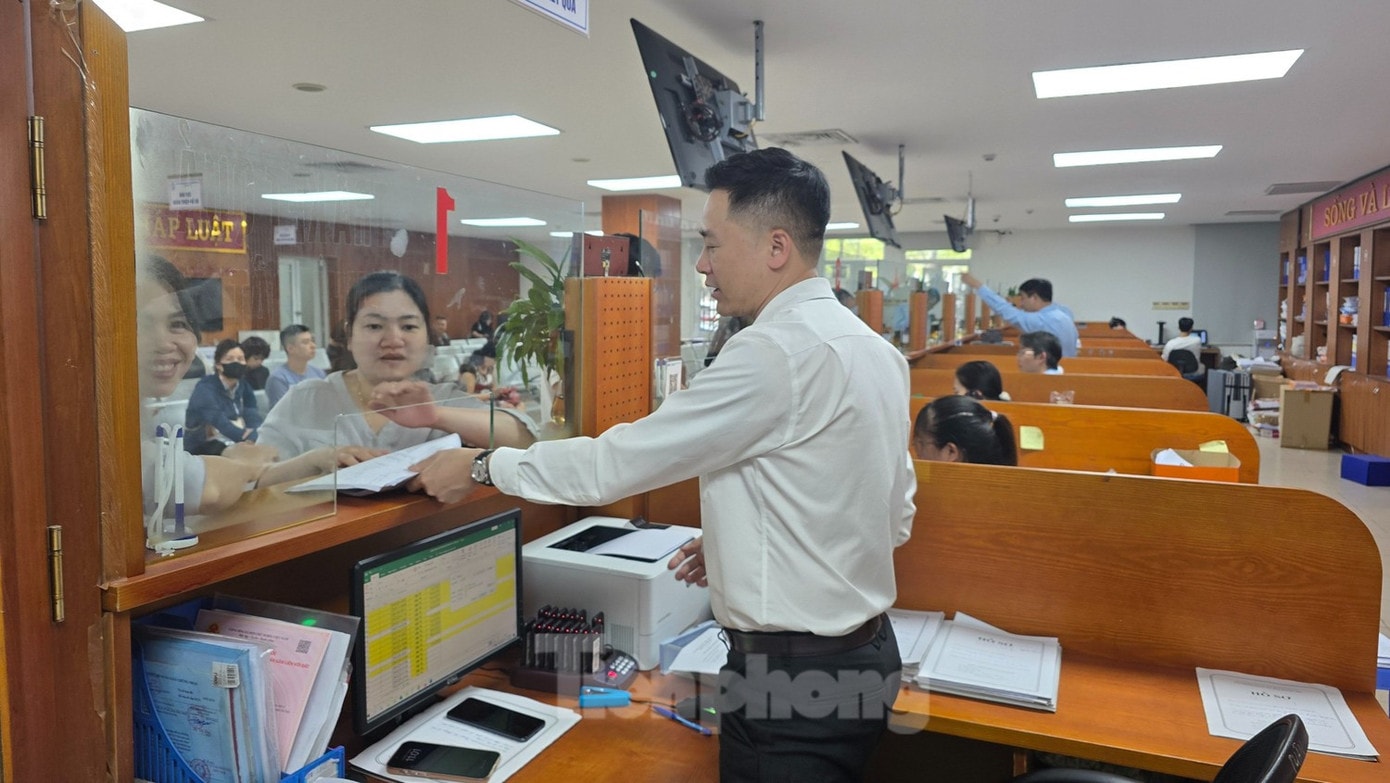 Hoạt động tại Trung tâm phục vụ hành chính công Hà Nội. Ảnh: Thanh Hiếu 233hc3.jpg