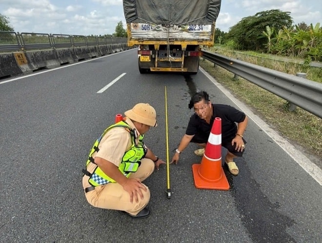 dat-bien-canh-bao-khi-dung-xe.jpg