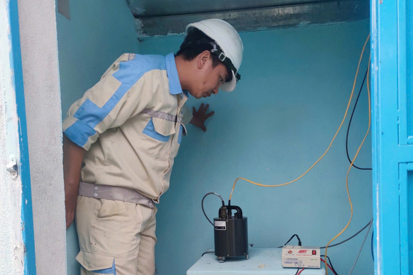 Lắp đặt thiết bị tại trạm quan trắc theo dõi động đất. 704533539696423244.jpg