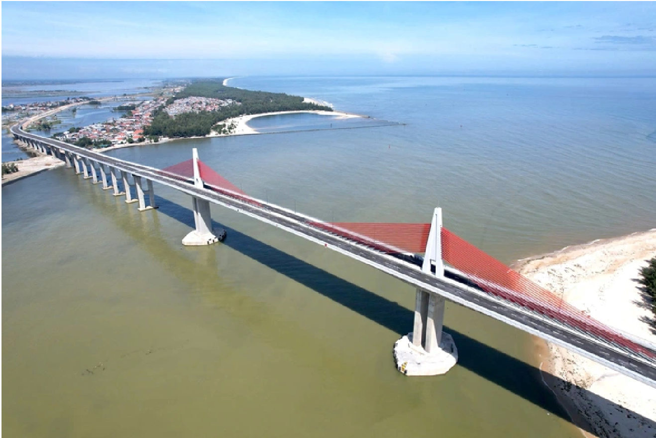 Chốt thời gian thông xe cầu dây văng vượt biển dài nhất miền Trung, kết thúc hơn 100 năm di chuyển bằng đò của người dân đôi bờ- Ảnh 1. Chốt thời gian thông xe cầu dây văng vượt biển dài nhất miền Trung, kết thúc hơn 100 năm di chuyển bằng đò của người dân đôi bờ- Ảnh 1.