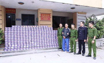 Kiểm tra ô tô tải, phát hiện hơn 700kg hàng cấm 'núp' dưới hàng chục tấn sắn khô, công an bắt khẩn cấp 2 đối tượng
