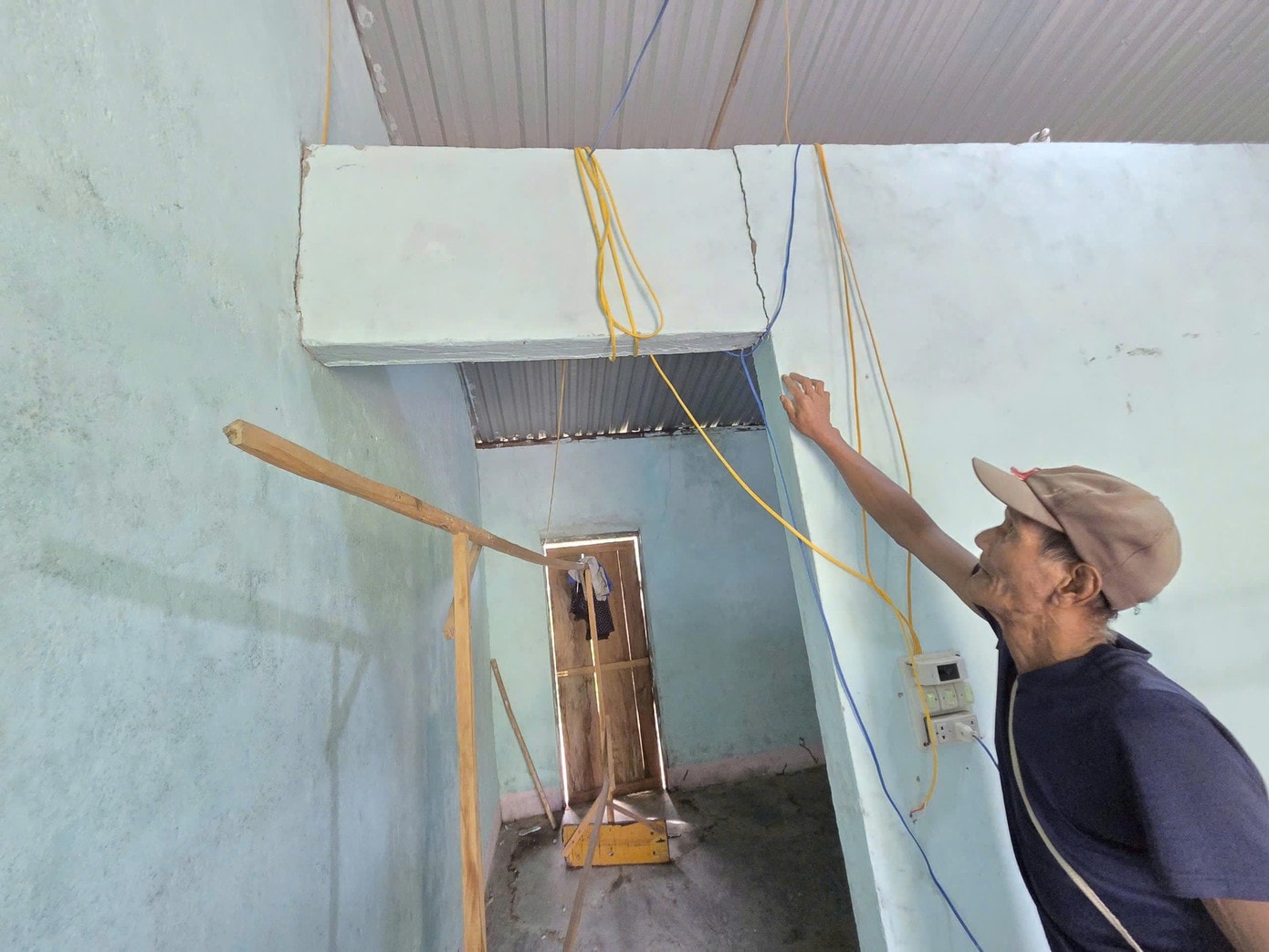 Ngôi nhà của ông A Liên (trú thôn Rô Xia) bị nứt tường do trận động đất có độ lớn 4,9, xảy ra lúc 1h28 ngày 6/10/2025. 836381000728930146.jpg
