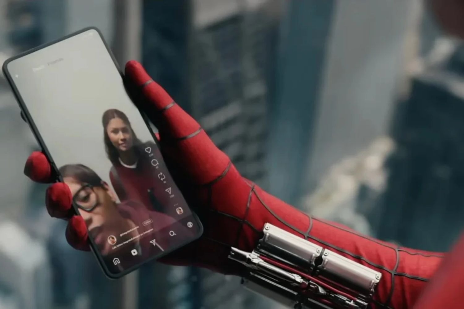 spiderman-dung-dien-thoai-gi.jpg