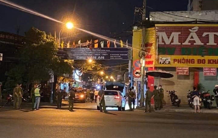 Lực lượng chức năng phong tỏa khu vực cháy. z7651286049460-6e446484b52e9831b8655d9228b333ad.jpg