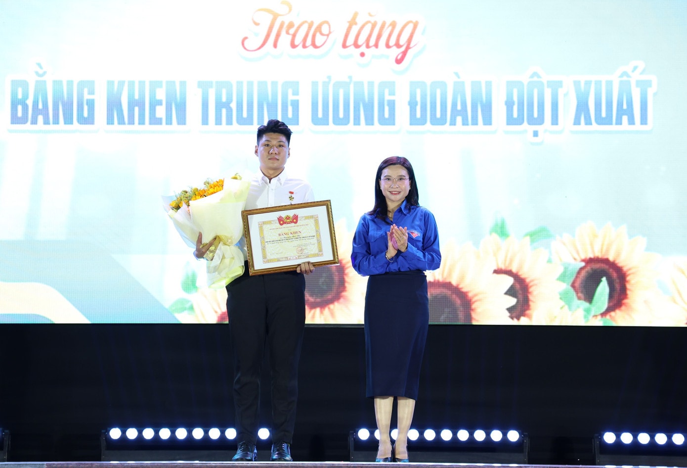 Bí thư Trung ương Đoàn trao Bằng khen của Trung ương Đoàn tặng anh Nguyễn Mai Thi. 2t8a3111.jpg