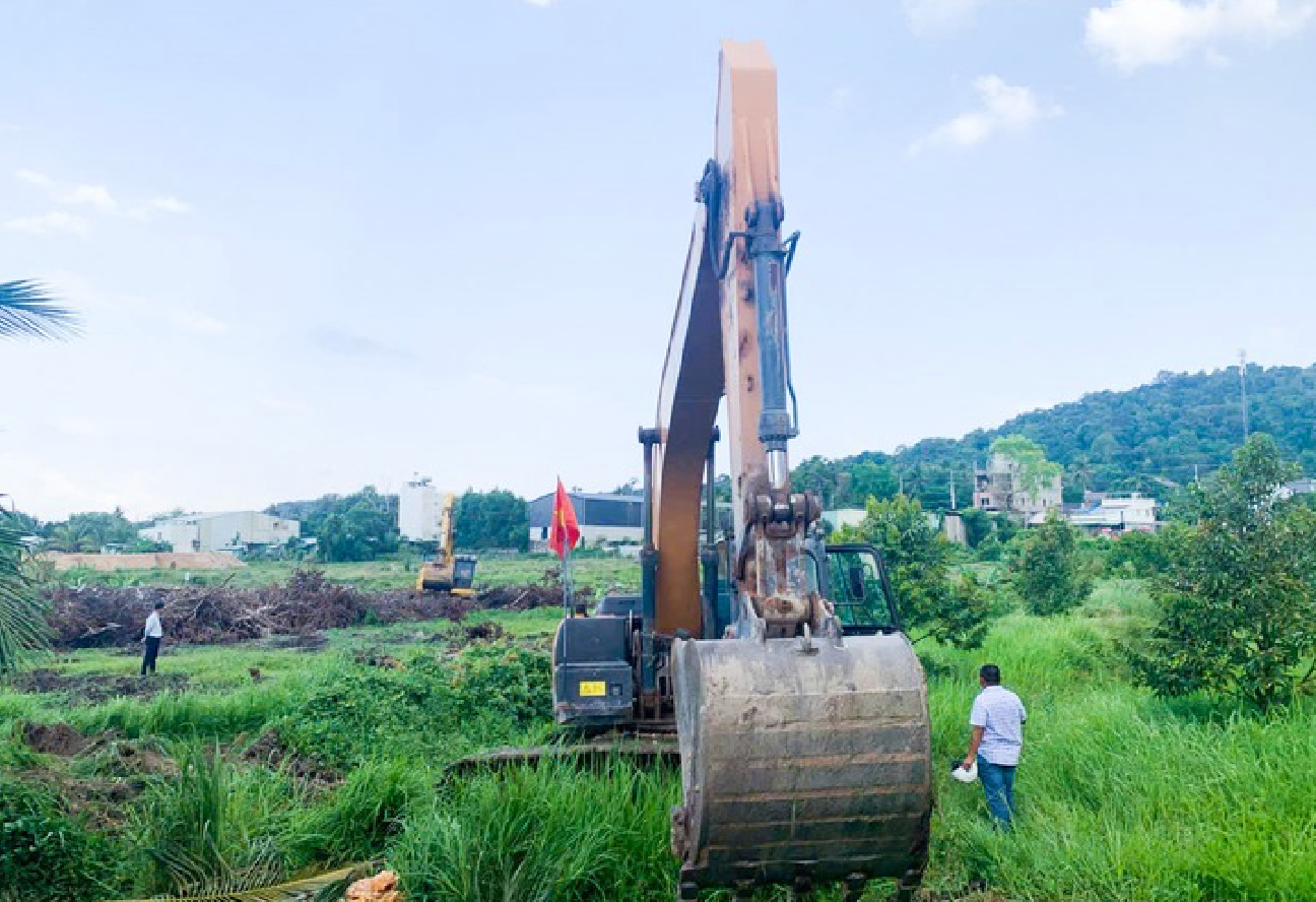 Cưỡng chế 16.000m2 đất của bà Y.- Ảnh 1. Cưỡng chế 16.000m2 đất của bà Y.- Ảnh 1.
