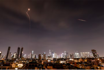 Iran dội 'mưa tên lửa' vào Israel ngay sau tuyên bố của ông Trump