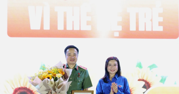 Trung tướng Mai Hoàng nhận Kỷ niệm chương 'Vì thế hệ trẻ'