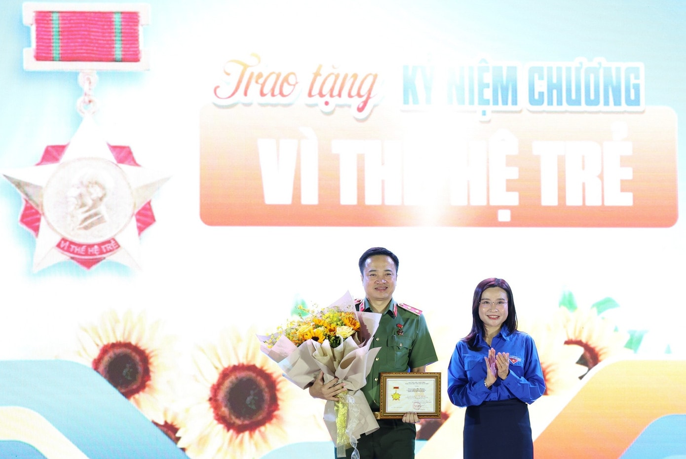 Trung tướng Mai Hoàng nhận phần thưởng cao quý nhất của Trung ương Đoàn. 2t8a3085.jpg