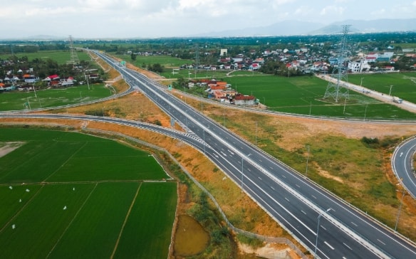 Sẵn sàng thông xe cao tốc 12.400 tỷ mà Tập đoàn Sơn Hải muốn cắm biển bảo hành 10 năm- Ảnh 1. Sẵn sàng thông xe cao tốc 12.400 tỷ mà Tập đoàn Sơn Hải muốn cắm biển bảo hành 10 năm- Ảnh 1.