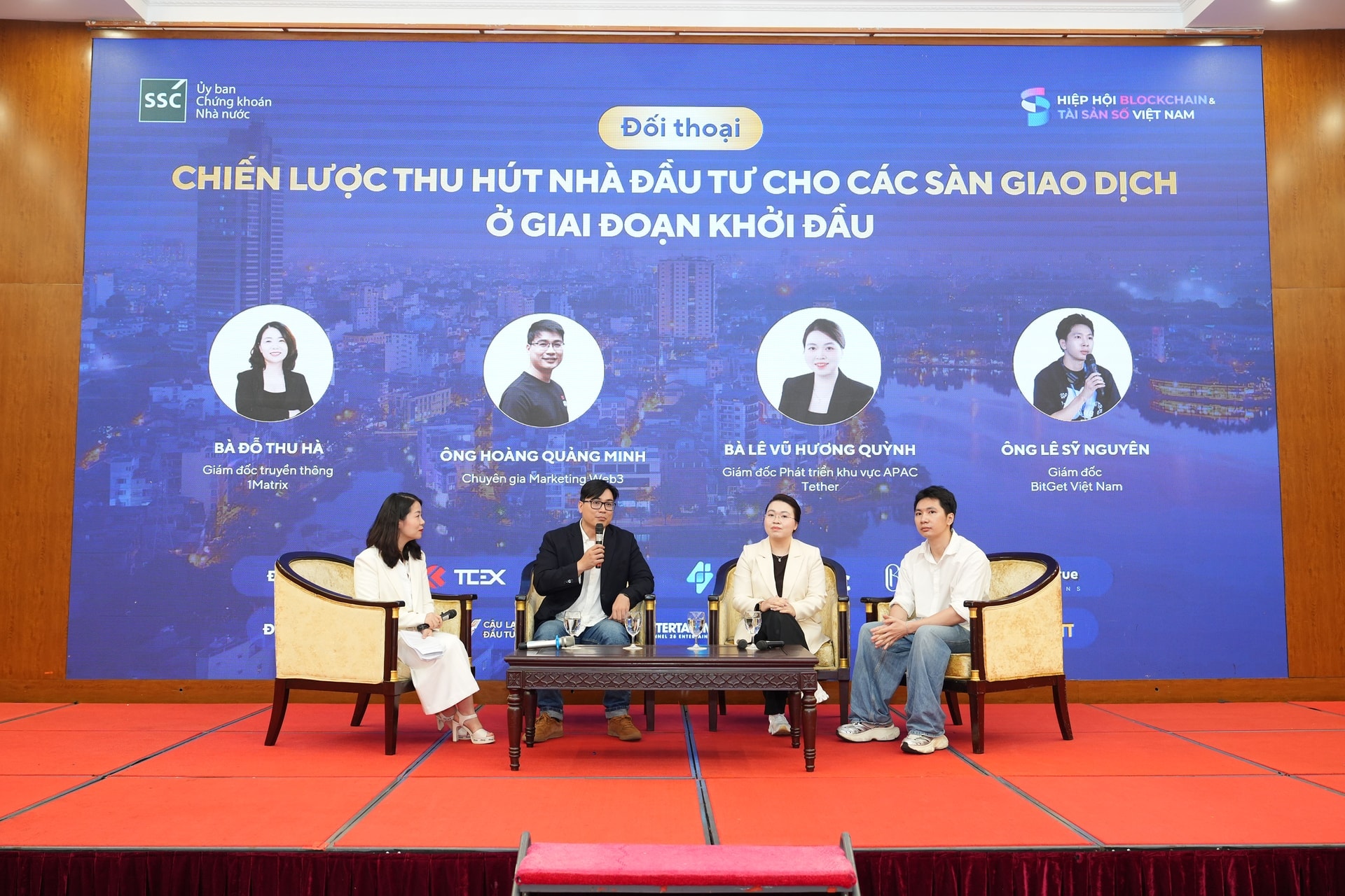 (Từ trái qua phải) Bà Đỗ Thị Thu Hà (Công ty 1Matrix), ông Hoàng Quảng Minh (Chuyên gia Marketing Web3), Bà Lê Vũ Hương Quỳnh (Tether) và ông Lê Sỹ Nguyên (Bitget Việt Nam) cùng thảo luận về những c