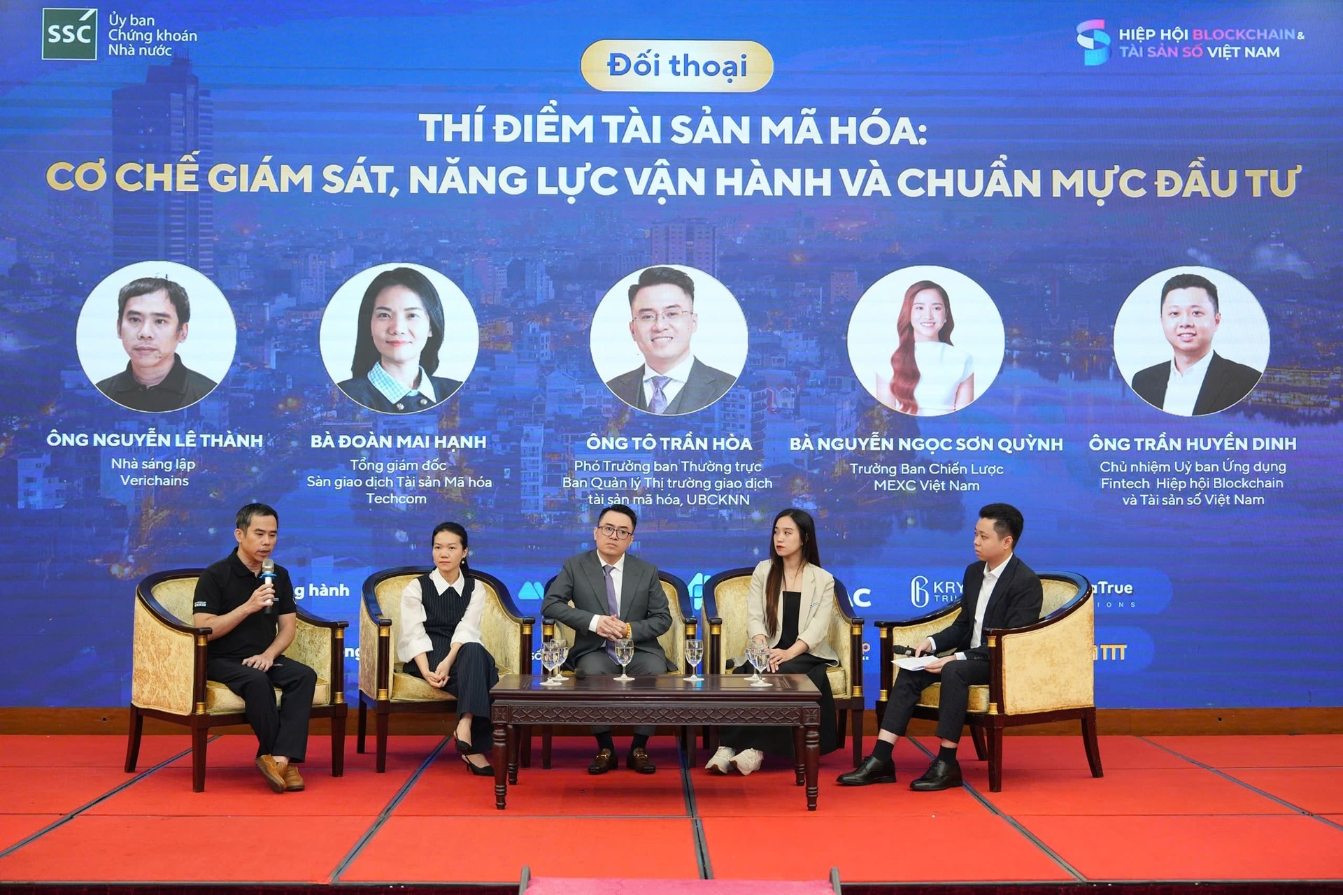(Từ trái sang phải) Ông Nguyễn Lê Thành (Verichains), bà Đoàn Mai Hạnh (TCEX), ông Tô Trần Hòa (UBCKNN), bà Nguyễn Ngọc Sơn Quỳnh (MEXC Việt Nam) và ông Trần Huyền Dinh (VBA) trao đổi về việc thí