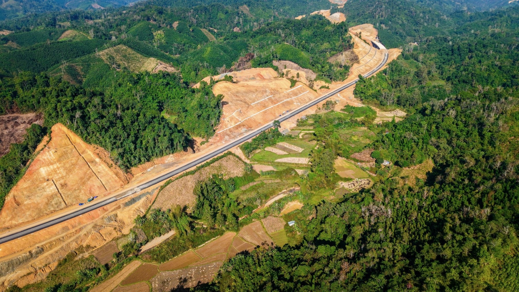 Hiện trang cao tốc Đồng Đăng - Trà Lĩnh. Nguồn ảnh: Đèo Cả Hiện trang cao tốc Đồng Đăng - Trà Lĩnh. Nguồn ảnh: Đèo Cả