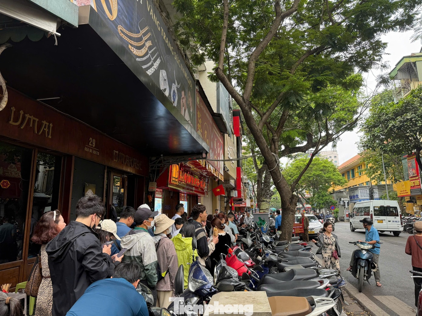 Nhiều người dân xếp hàng chờ mua vàng tại cửa hàng vàng trên phố Trần Nhân Tông - Hà Nội (ảnh: N.M). tp-1.jpg
