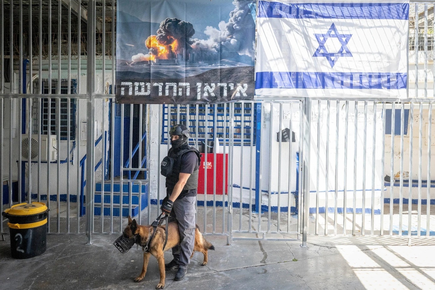 Giám thị làm việc tại một khu giam giữ đặc biệt của Nhà tù Damon dành cho những người Israel bị cáo buộc làm gián điệp cho Iran, tại thị trấn Druze Daliyat al-Karmel, miền bắc Israel. Ảnh minh họa: Times of Israel. israel.jpg