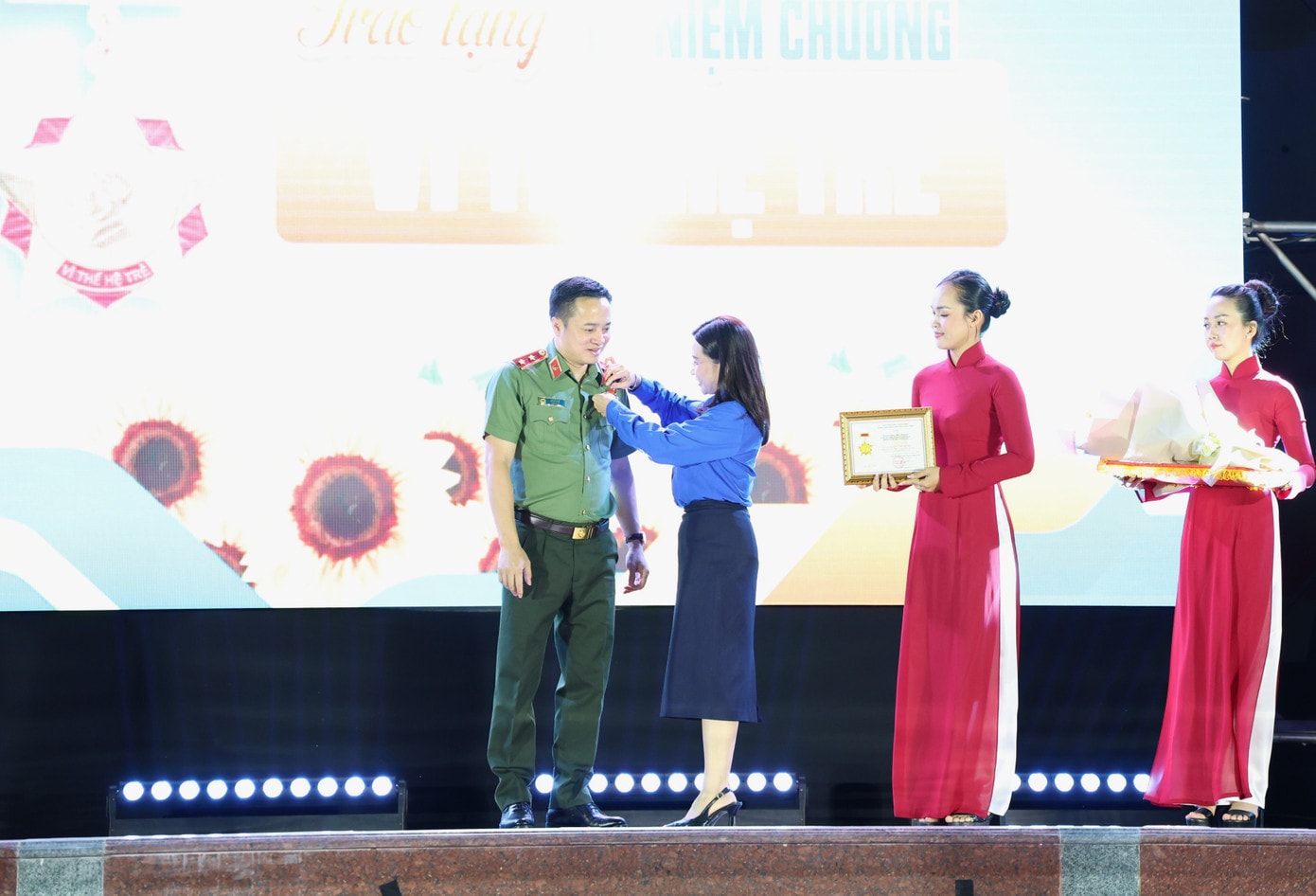 Chị Nguyễn Phạm Duy Trang trao Kỷ niệm chương “Vì thế hệ trẻ” tặng Trung tướng Mai Hoàng. Ảnh: Ngô Tùng 2t8a3082.jpg