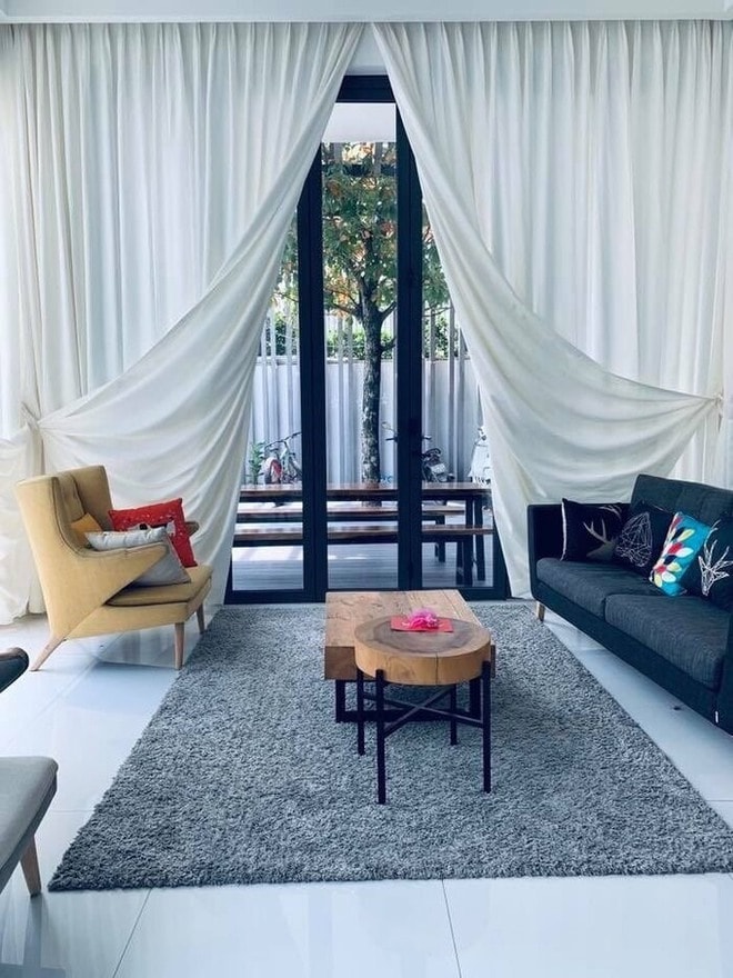 Biệt thự sân vườn bạc tỷ bề thế ở ngoại ô TP. HCM của vợ chồng Lý Hải - Minh Hà: Vị trí đắc địa, nội thất bằng gỗ cao cấp- Ảnh 5. Biệt thự sân vườn bạc tỷ bề thế ở ngoại ô TP. HCM của vợ chồng Lý Hải - Minh Hà: Vị trí đắc địa, nội thất bằng gỗ cao cấp- Ảnh 5.